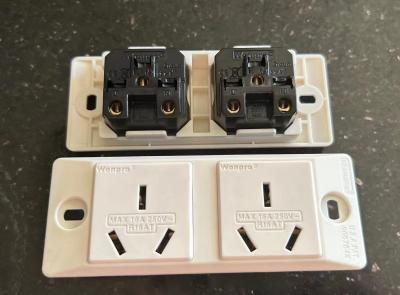 兩位大孔三角插